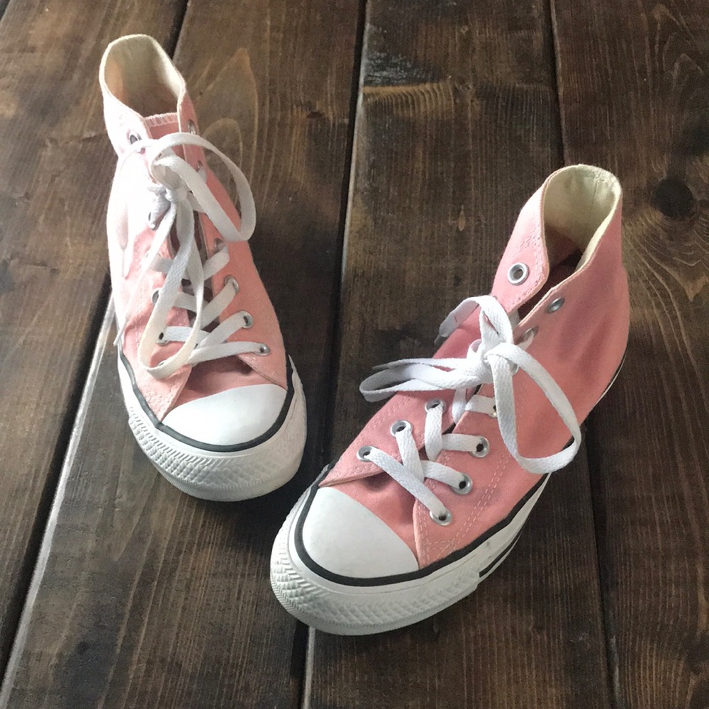 Women’s SIZE 6 pink converse shoes.
